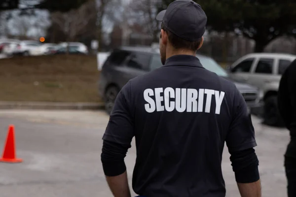 Primer Plano Guardia Seguridad Vigilando Área Estacionamiento — Foto de Stock