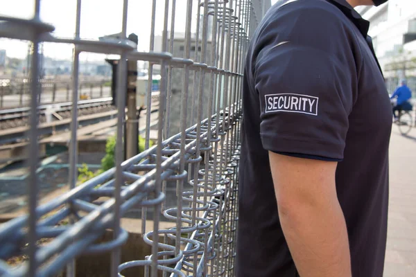 Primer Plano Guardia Seguridad Uniforme Patrullando Una Estación — Foto de Stock