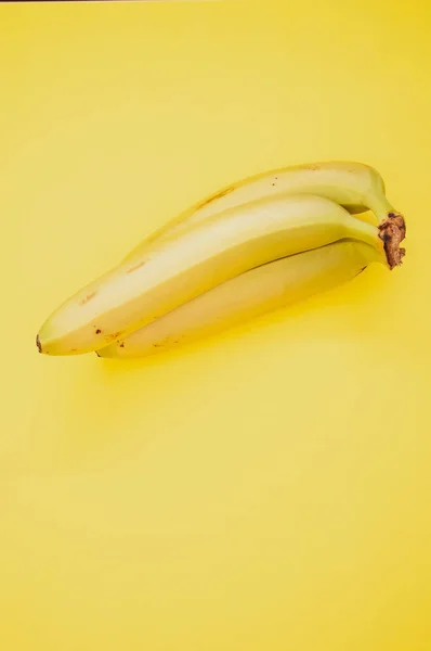 Tiro Vertical Bananas Maduras Isoladas Fundo Amarelo — Fotografia de Stock