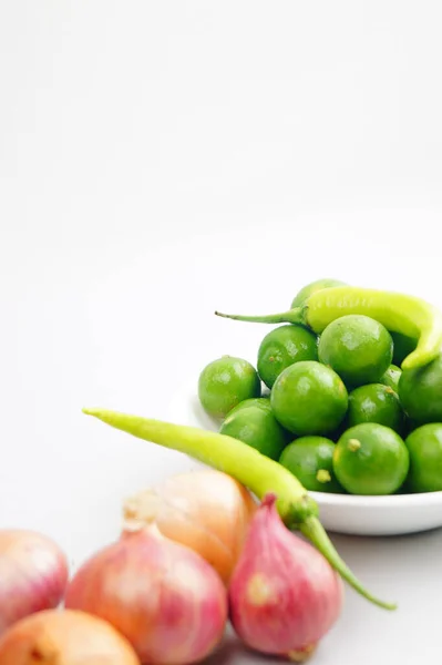 Primer Plano Cebolla Chiles Limones Tailandeses Aislados Sobre Fondo Blanco —  Fotos de Stock