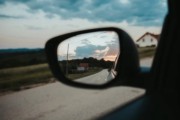 Закат Видимый Зеркала Автомобиля — стоковое фото