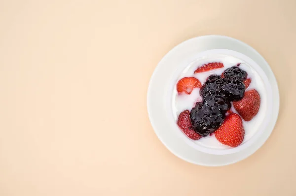 Överblick Över Yoghurt Med Jordgubbar Och Blåbär Sylt Isolerad Ljusbrun — Stockfoto