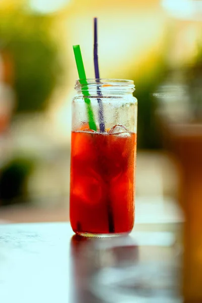 Vertikal Bild Röd Cocktail Ett Högt Klart Glas Träyta — Stockfoto
