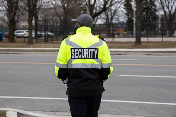 Primer Plano Guardia Seguridad Vigilando Área Estacionamiento — Foto de Stock