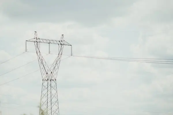 Uma Linha Transmissão Energia Dia Nublado — Fotografia de Stock