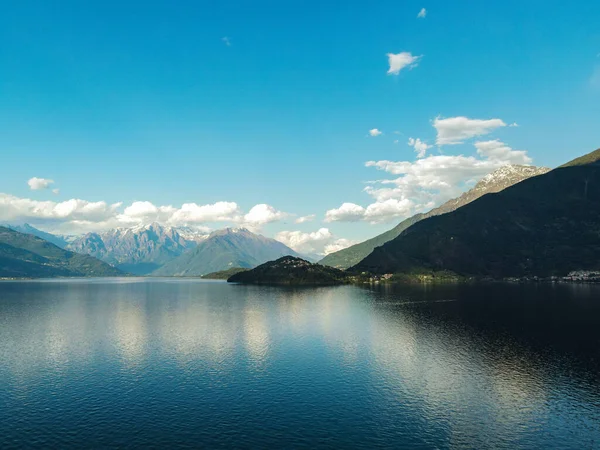 구름낀 언덕으로 둘러싸인 호수의 아름다운 — 스톡 사진