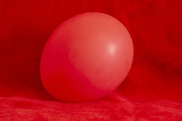 Zbliżenie Ujęcie Czerwonego Balonu Czerwonym Tle — Zdjęcie stockowe