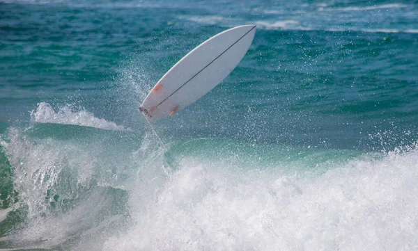 Nahaufnahme Eines Weißen Surfbretts Über Blauen Wellen — Stockfoto