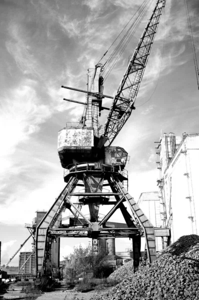 Grayscale Shot Crane Industrial Site — Foto Stock