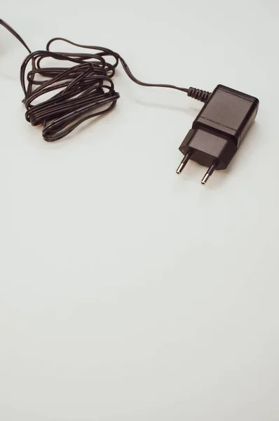 Eine Vertikale Aufnahme Des Verdrahteten Ladegerät Adapters Isoliert Auf Weißem — Stockfoto