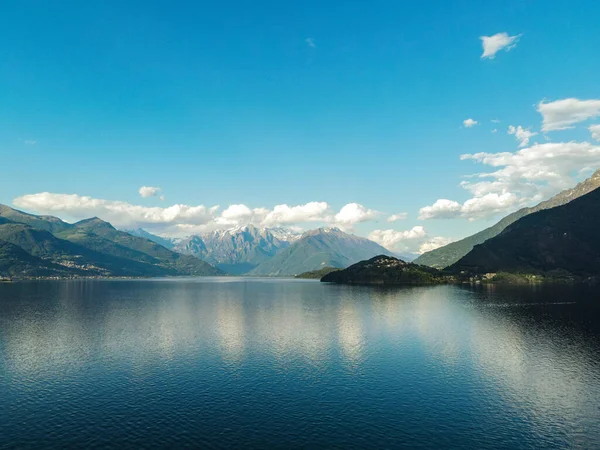 구름낀 언덕으로 둘러싸인 호수의 아름다운 — 스톡 사진