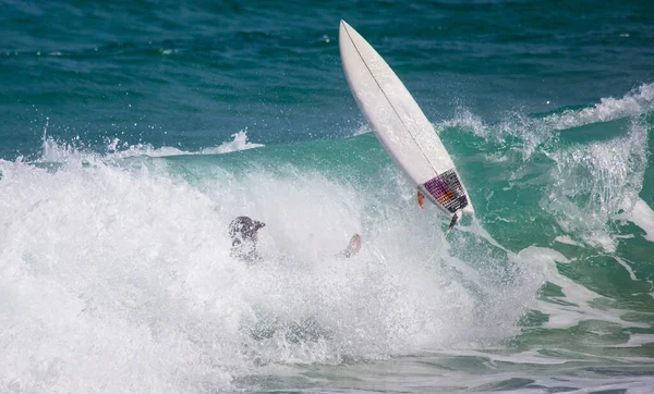 Atemberaubende Aufnahmen Von Surfern Beim Manövrieren Auf Der Welle — Stockfoto