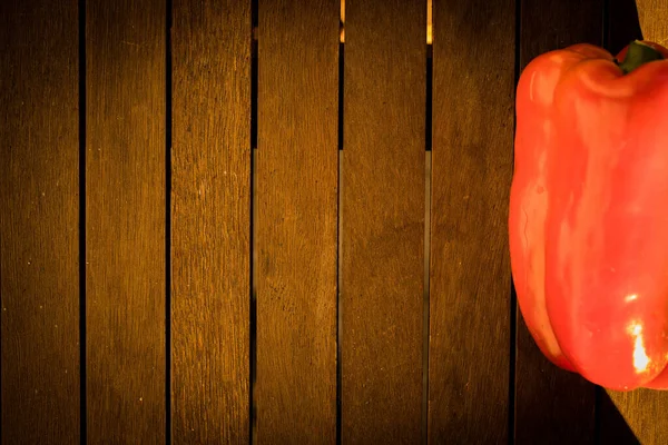 Eine Nahaufnahme Einer Roten Paprika Auf Einer Holzoberfläche — Stockfoto
