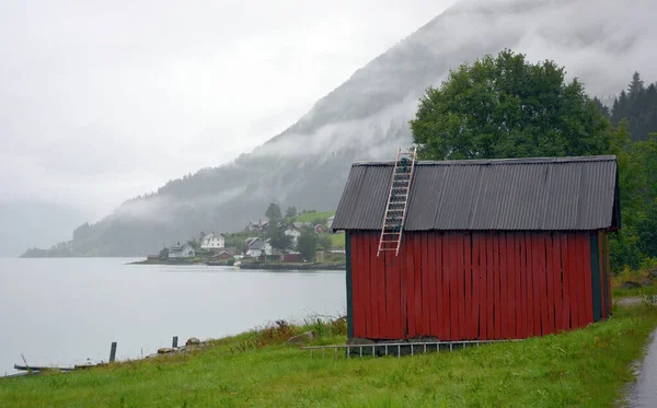 Closeup Shot Residential Landscape Lake Mountains Fjaerland Norway — Stockfoto