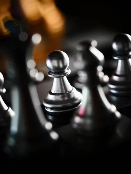 Вибірковий Знімок Фокусу Срібних Шахових Фігур Розташованих Шахівниці — стокове фото