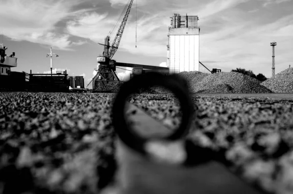 グレースケールの工業用地の地上撮影 — ストック写真