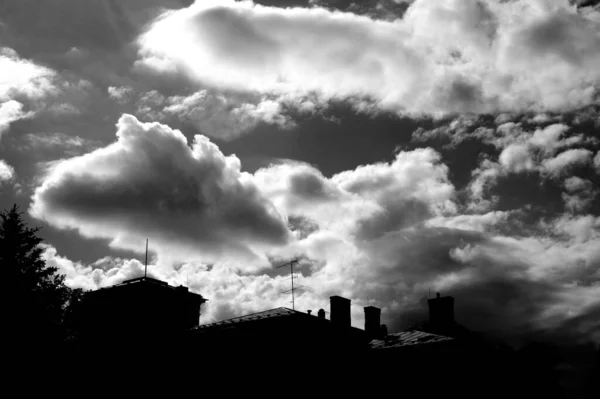 Una Imagen Escala Grises Del Cielo Nublado Sobre Los Edificios —  Fotos de Stock