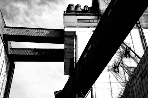 工業用の建物や機械のグレースケールショット — ストック写真
