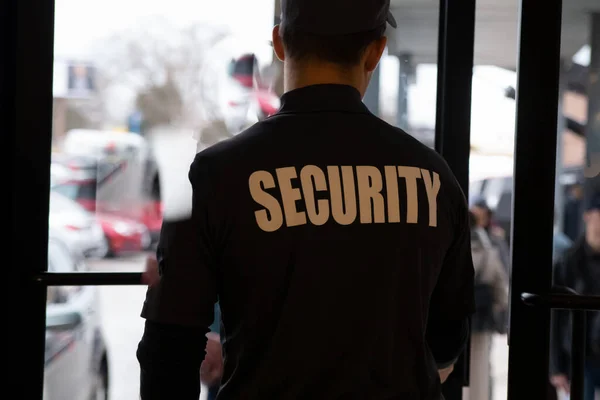 Plan Rapproché Agent Sécurité Uniforme Patrouillant Dans Immeuble Commercial — Photo