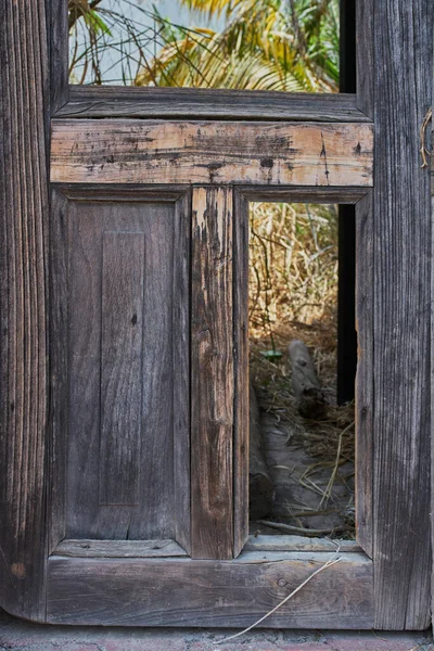 亀裂や錆びた爪で時間が風化した窓やドアの古い木の質感 — ストック写真