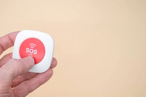 Una Mano Anciana Sosteniendo Botón Inalámbrico Alarma Emergencia Sos Aislado — Foto de Stock