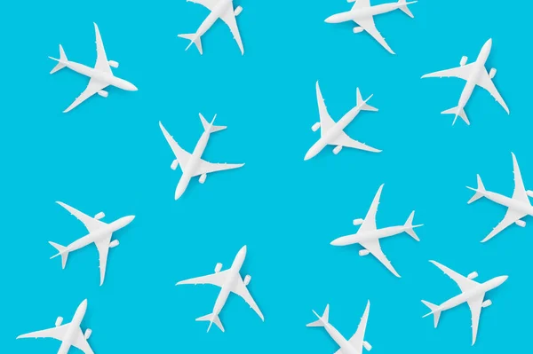Μια Τρισδιάστατη Απεικόνιση Μικροσκοπικών Αεροπλάνων Που Απομονώνονται Μπλε Φόντο Ελεύθερο — Φωτογραφία Αρχείου