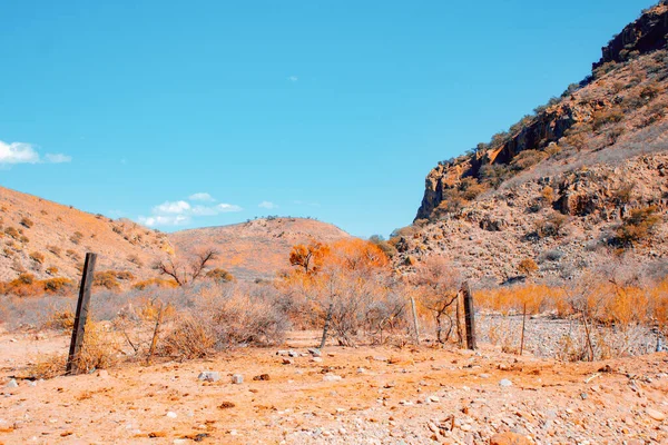 Una Hermosa Toma Laderas Secas Bajo Cielo Azul — Foto de Stock