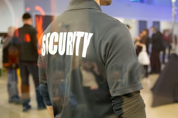 Guardia Seguridad Pie Dentro Edificio Comercial Cerca Ventana Que Refleja — Foto de Stock