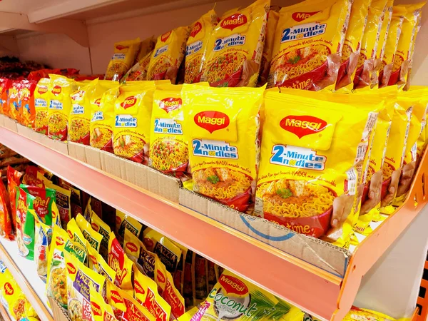 Chennai Índia Abr 2021 Pacotes Macarrão Maggi Mantidos Supermercado Para — Fotografia de Stock
