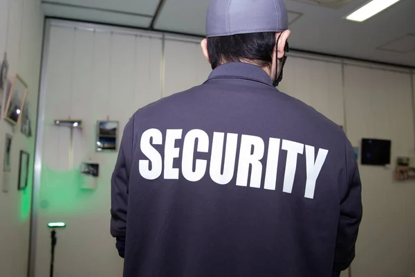 Primer Plano Guardia Seguridad Uniforme Patrullando Edificio Comercial — Foto de Stock