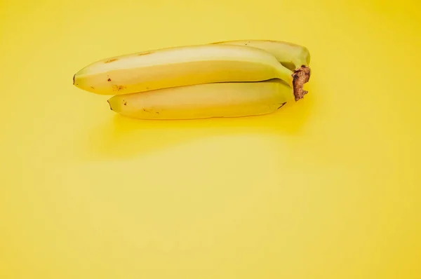 Een Hoge Angl Shot Van Rijpe Bananen Geïsoleerd Gele Achtergrond — Stockfoto