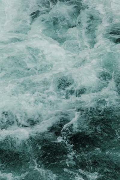 海の中の泡立つ水 — ストック写真