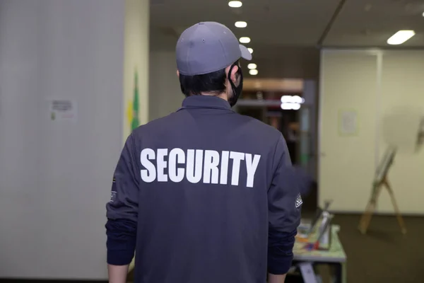 Primer Plano Guardia Seguridad Uniforme Patrullando Edificio Comercial — Foto de Stock