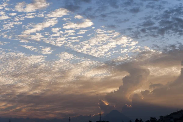 グアテマラの日没 無公害の空と多色の雲 美しい夕日 グアテマラの色の雲 — ストック写真