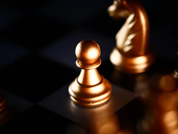 Вибірковий Фокус Зображення Золотого Пішака Шахової Фігури Шахівниці — стокове фото