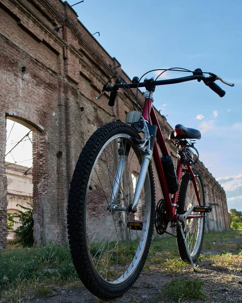 Niski Kąt Ujęcia Roweru Przez Stare Ściany Opuszczonego Budynku — Zdjęcie stockowe