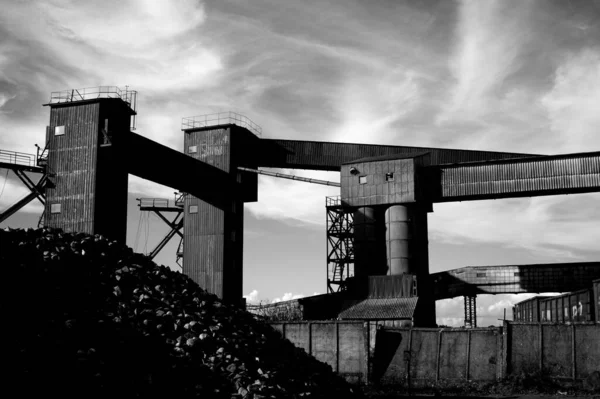 Grayscale Záběr Průmyslové Budovy Strojního Zařízení — Stock fotografie