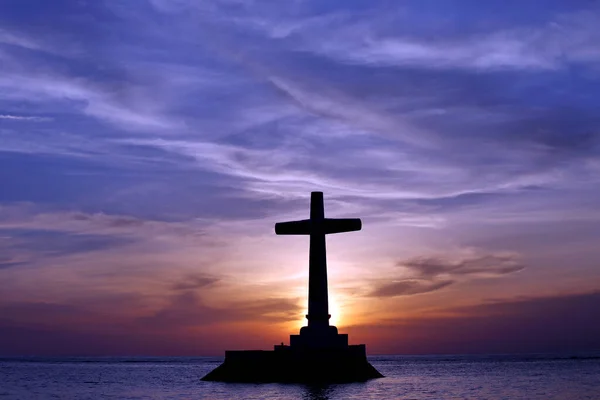 Eine Silhouette Des Christlichen Kreuzes Auf Dem Steinernen Daumen See — Stockfoto