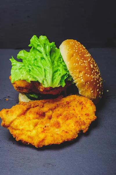 Vertical Shot Delicious Chicken Burger Lettuce Dark Surface — Zdjęcie stockowe