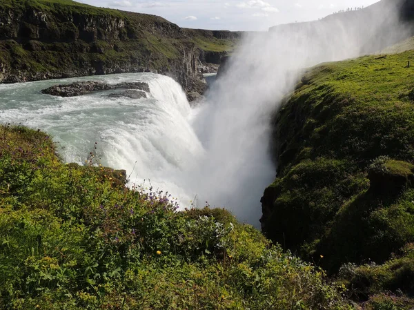 Een Prachtig Uitzicht Gullfoss Watervallen Onder Bewolkte Blauwe Lucht Ijsland — Stockfoto