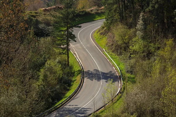 Luftaufnahme Einer Straße Umgeben Von Grasbewachsenen Schultern Und Bergen — Stockfoto