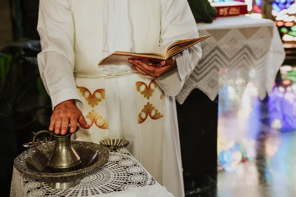 Prêtre Vêtu Blanc Célébrant Mariage Avec Eau Bénite Une Bible — Photo