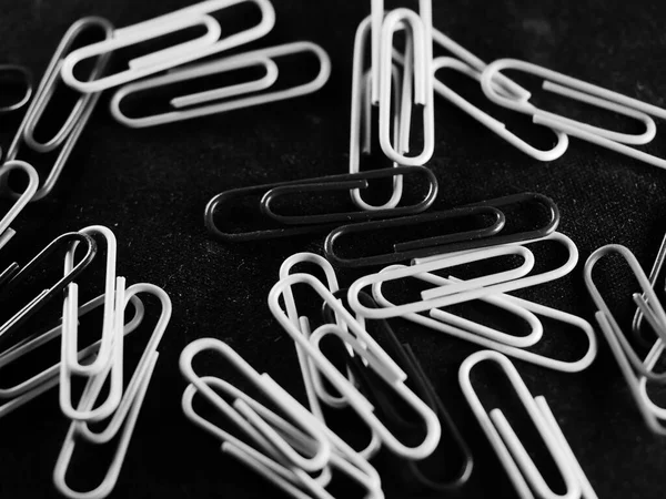 Grayscale Shot Pile Scattered Paperclips Black Table — Stock Photo, Image