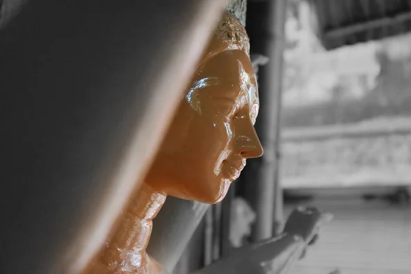 Побочный Профиль Пухлой Женщины Бюст Блестящий Цвет Кожи Статуя — стоковое фото