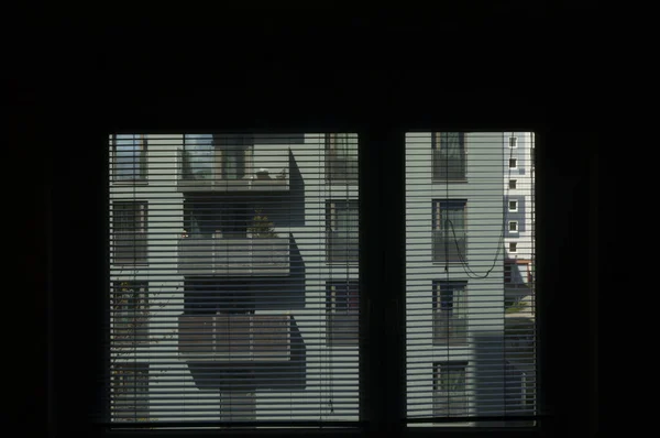 Terraços Janelas Edifício Têm Vista Das Janelas Edifício Oposto — Fotografia de Stock