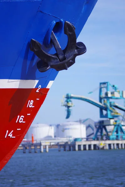 Vertical Shot Red Blue Ship Prow Depth Gauge Background Industrial — 图库照片