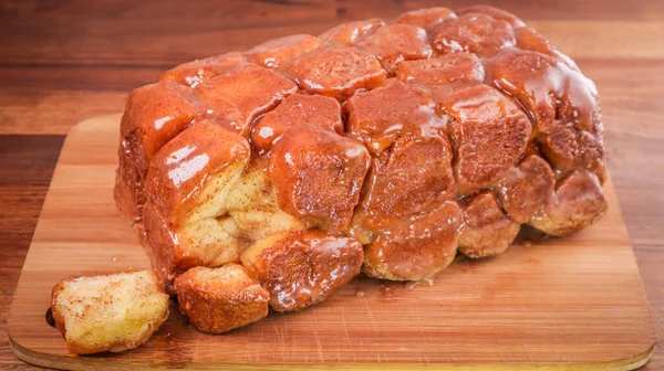 Closeup Shot Monkey Bread Chopping Board — Φωτογραφία Αρχείου