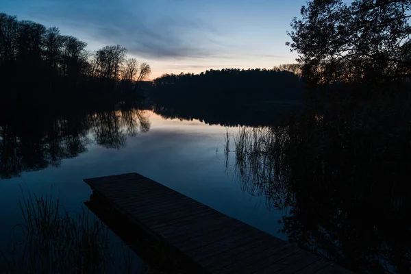 Coucher Soleil Vibrant Crépuscule Sur Lac Pittoresque Bord Forêt — Photo