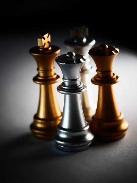Вертикальний Знімок Срібних Золотих Королівських Шахових Фігур — стокове фото