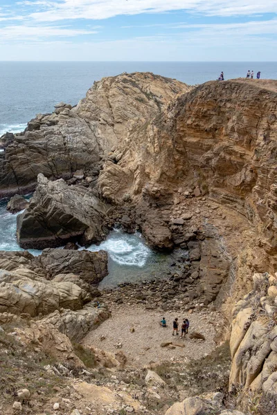 Bel Paesaggio Marino Con Una Scogliera Enorme Mare Giorno — Foto Stock